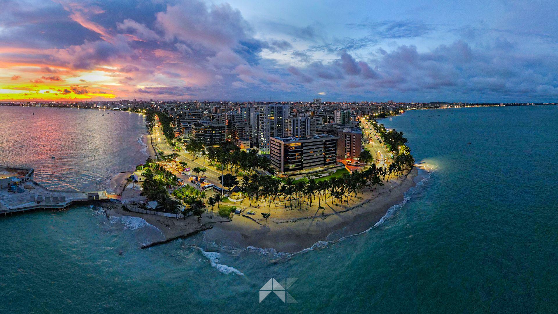Vista aérea da orla de Maceió na região da Ponta Verde